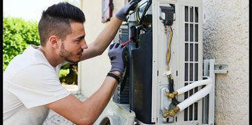 Técnico a diagnosticar e reparar uma unidade exterior de ar condicionado