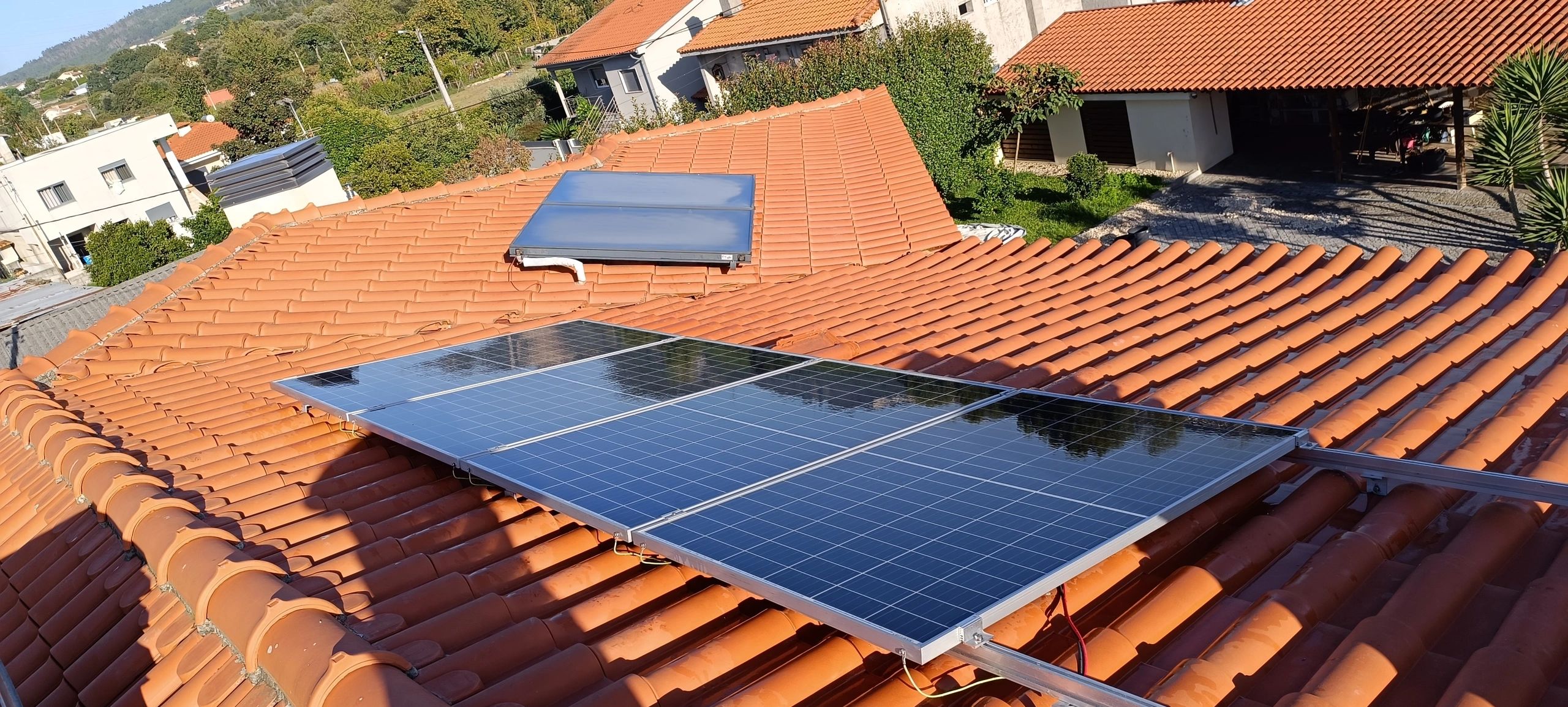 Painéis solares instalados num telhado